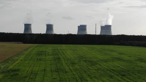 Luftfahrt-Durch-Grünes-Feld-Aufsteigend-Enthüllend-Kernkraftwerk-Im-Wald-In-Der-Ukraine