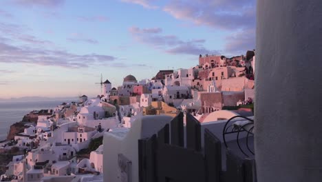 Offenbaren-Aufnahme-Des-Dorfes-Oia-Mit-Der-Berühmten-Windmühle-Und-Dem-Meer-Im-Hintergrund-Während-Des-Sonnenuntergangs,-Santorini