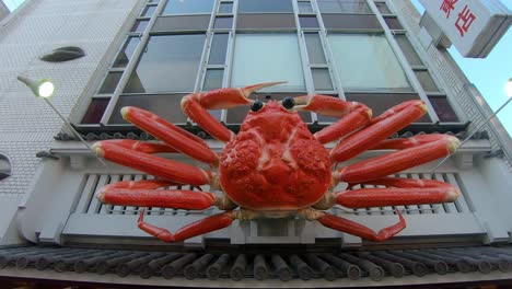 Exterior-Del-Restaurante-De-Cangrejo-Japonés-Kani-Doraku-Con-Una-Cartelera-De-Cangrejo-Gigante-En-Movimiento