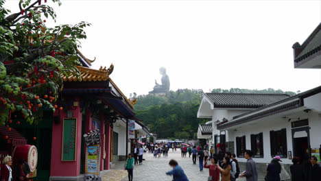 Hong-Kong,-Circa:-Lapso-De-Tiempo-El-Gran-Buda-En-El-Pueblo-De-Nong-Ping,-Hong-Kong