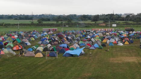 Luftaufnahme-Von-Bunten-Zelten,-Die-Auf-Einem-Musikfestival-Auf-Einem-Feld-Aufgestellt-Wurden