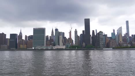 Einspielung-Von-East-Side-Manhattan-Mit-Dem-East-River-Und-Roosevelt-Island-Im-Vordergrund-An-Einem-Bewölkten-Sommertag