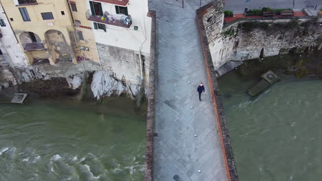 Menschen,-Die-Auf-Einer-Brücke-über-Einen-Fluss-Gehen