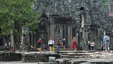 Breiter-Außenzeitraffer,-Der-Vor-Dem-Alten-Tempel-In-Der-Nähe-Von-Angkor-Wat-Mit-Touristen-Geschossen-Wurde,-Die-Spazieren-Gehen-Und-Erkunden