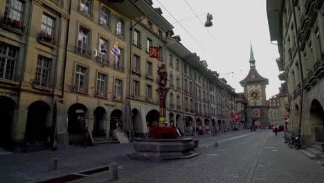 Bern-Schweiz,-Circa:-Einkaufsstraße-Mit-Uhrturm-In-Der-Stadt-Bern-In-Der-Schweiz