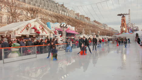 Pista-De-Patinaje-Sobre-Hielo,-Mercado-De-Navidad,-París,-Francia