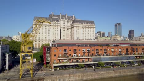 Antena-De-Una-Grua-De-Carga-Y-Un-Deposito-Original-En-El-Barrio-De-Puerto-Madero