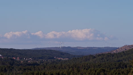 Zeitraffer-Von-Windkraftanlagen-Mit-Sich-Schnell-Bewegenden-Wolken-Im-Hintergrund