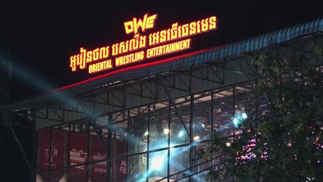 Mittlere-Statische-Außenaufnahme-Des-Neuen-Hellen-Wrestling-Center-Schildes-Mit-Lichtern-In-Siem-Reap-In-Der-Nacht