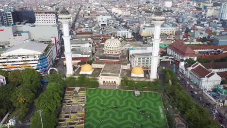 Antenne-über-Die-Große-Moschee-Von-Bandung-In-Richtung-Der-Stadt-In-Bandung,-Java,-Indonesien