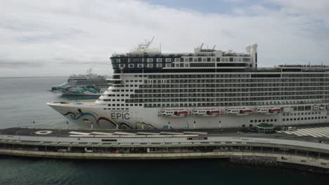 Norwegisches-Episches-Kreuzfahrtschiff-Angedockt-In-Ponta-Delgada