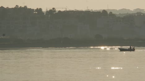 Fischerboot,-Das-Den-Fluss-An-Einem-Sonnigen-Morgen-überquert,-Sonnenlichtreflexionen,-Portimão---Algarve