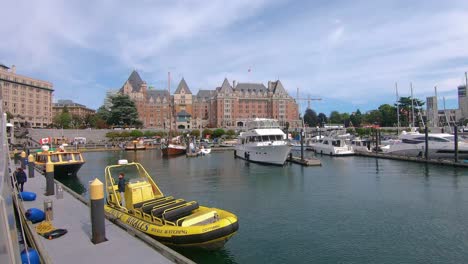 Victoria-Harbour-British-Columbia-Mit-Gelbem-Walbeobachtungsboot,-Das-Am-Abstellgleis-Festgemacht-Ist,-Kanada