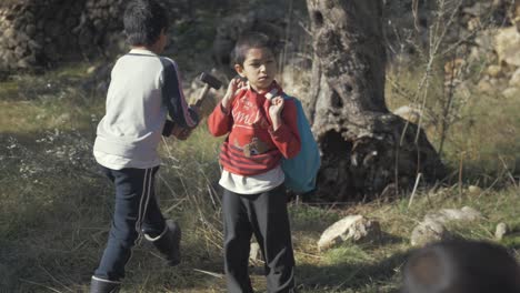 Niño-Afgano-Se-Para-Con-Una-Bolsa-De-Leña