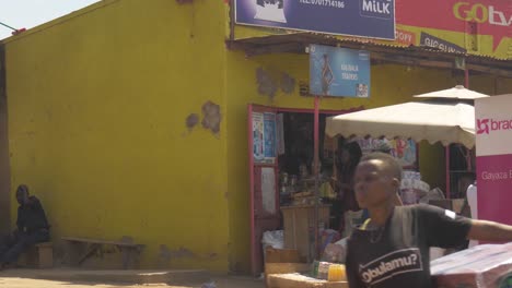 Afrikanische-Käufer-Und-Händler,-Die-An-Einer-Seitenstraße-In-Kampala-Vorbeigehen
