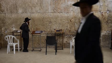 Orthodoxer-Jude-Betet-Zur-Jerusalemer-Klagemauer