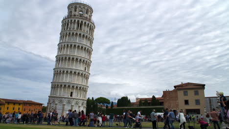 Zeitraffer-Von-Touristen,-Die-Um-Den-Schiefen-Turm-Von-Pisa-Herumlaufen