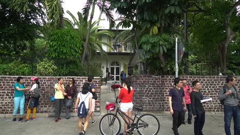 People-on-Sidewalk-Outside-Hemingway-House-in-Key-West,-Florida