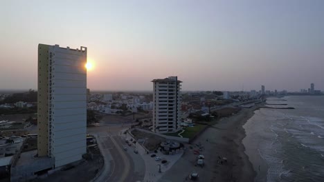 Vista-Aérea-Desde-Un-Dron-Al-Atardecer-En-El-Puerto-De-Veracruz,-Con-El-Sol-En-El-Horizonte