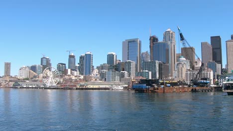 Blick-Auf-Die-Stadt-Seattle-Mit-Massiven-Gebäuden-Und-Panoramarad-Vom-Boot-Aus,-Das-Auf-Der-Wasseroberfläche-Segelt