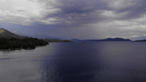 Drone-Vista-Del-Lago-Antes-De-La-Tormenta-En-Villa-La-Angostura,-Lago-Nahuel-Huapi,-Parque-Nacional-Nahuel-Huapi