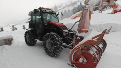 Limpieza-Del-Tractor---Fuertes-Nevadas-Que-Soplan-Desde-La-Calle-Cubierta-De-Nieve