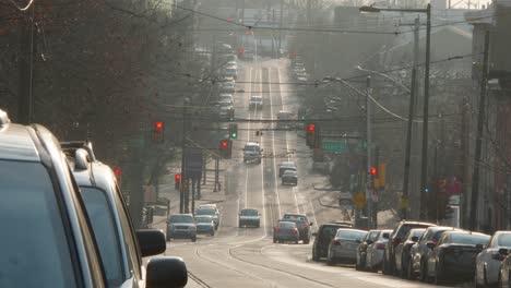 Woodland-Avenue,-West-Philadelphia,-Autos-Und-Trolleys-An-Ampeln