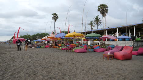 Bali-Café-Am-Strand-Mit-Bunten-Sonnenschirmen-Und-Sitzsäcken