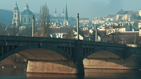 Nebliger-Morgen-An-Moldau-Und-Prager-Burg-Bei-Nebelwetter-Leere-Brücke-Ruhig-Ruhig