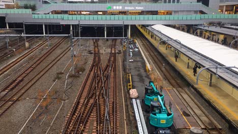 Viajeros-En-Una-Plataforma-En-La-Estación-De-Tren-De-Shinjuku