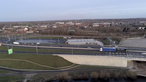 Vista-Aérea-De-Los-Vehículos-De-Tráfico-En-La-Entrada-De-La-Puerta-De-Enlace-De-Mersey