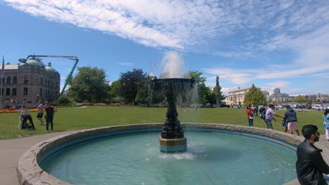 Springbrunnen-Im-Park-Voller-Menschen,-Die-Sich-An-Einem-Sonnigen-Tag-In-Seattle-Entspannen-Und-Genießen