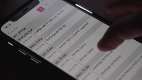 Tocar-Con-El-Dedo-La-Pantalla-De-Un-Iphone-Y-Abrir-La-Aplicación-De-Calendario