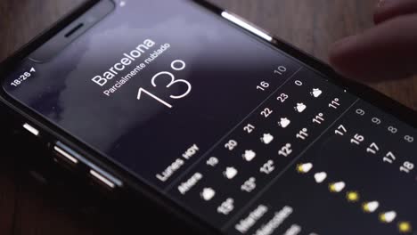 Primer-Plano-De-Un-Dedo-Abriendo-La-Aplicación-Meteorológica-En-Un-Iphone