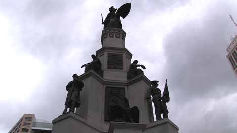 Monumento-A-Los-Soldados-Y-Marineros-De-Michigan-En-Detroit,-Estados-Unidos
