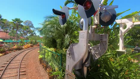 Caminando-Por-La-Plantación-De-Paro-Rodeada-De-Muchos-Tipos-De-Plantas