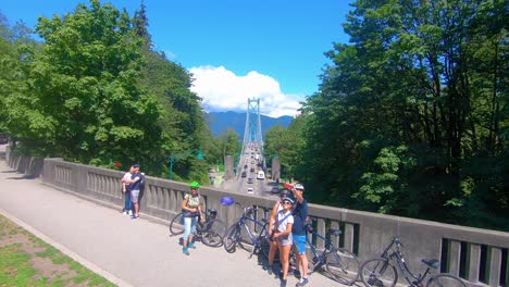 Touristen,-Die-Selfie-Fotos-Mit-Tacoma-Narrows-Brücke-Im-Hintergrund-Machen