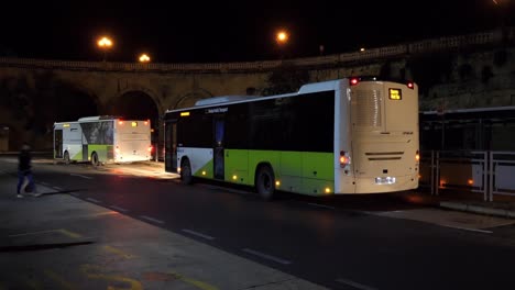 Otokar-Vectioc-C-Bus-De-La-Compañía-De-Transporte-Público-De-Malta-En-La-Estación-Principal-De-Autobuses-En-Valletta-Por-La-Noche
