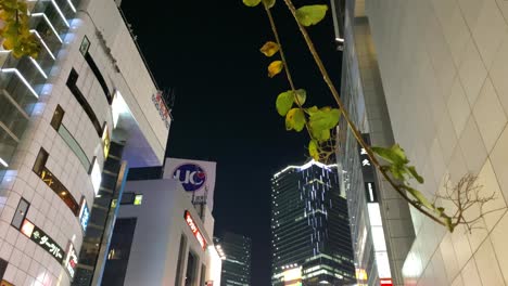 Shibuya-Scramble-Square-Gebäude-Langsames-Schwenken-Von-Einer-Seitenstraße-In-Der-Stadt-Shibuya,-Tokio,-Japan