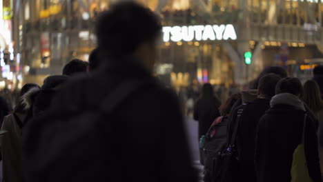 Grupo-De-Peatones-Esperando-Cruzar-Shibuya-Scramble-Por-La-Noche-En-Tokio,-Japón