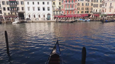 Góndola-Y-Lancha-Motora-En-El-Gran-Canal-De-Venecia,-Italia