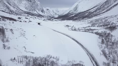 Drohnenaufnahmen-Eines-Sehr-Verschneiten-Norwegens