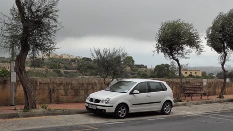 Estacionamiento-De-Volkswagen-Polo-Blanco-En-Una-Calle-Con-Una-Tormenta-Extrema-Y-Viento-Fuerte