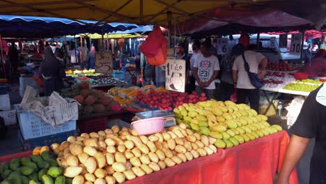 Weitwinkelaufnahme-Des-Obststandes-Auf-Dem-Straßenmarkt-Am-Abend