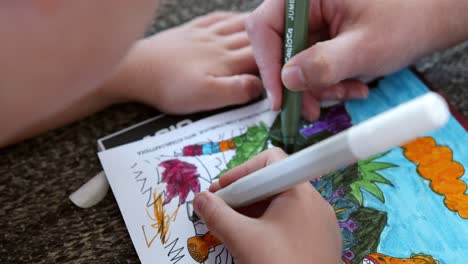 Niño-Coloreando-En-El-Libro-Y-Compartiendo-Tiempo-Con-Los-Padres