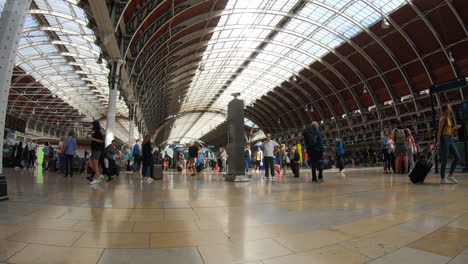 Londres,-Inglaterra,-Circa:-Timelapse-Lleno-De-Gente-En-La-Estación-De-Paddington-En-Londres,-Reino-Unido