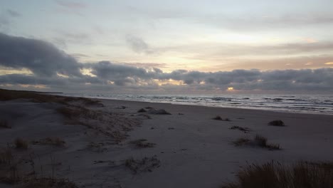 Luftdrohnenüberführung-Am-Sandstrand-Von-Perkone-An-Der-Ostseeküste-Nach-Sonnenuntergang,-Keine-Menschen,-Herbst,-Frühling,-Vorwärtsbewegung-über-Die-Dünen