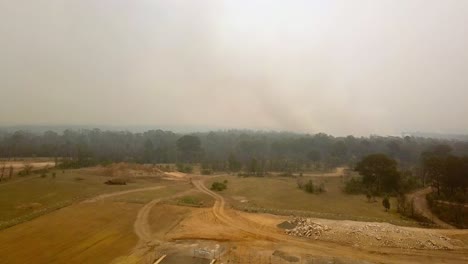 Luftaufnahme-Von-Straßen-Und-Laternenpfählen-In-Der-Nähe-Des-Eukalyptusbuschfeuers,-Drohnenauszugs-Flyover-Enthüllungsaufnahme