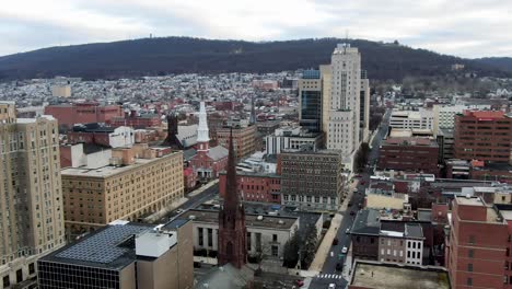 Panorámica-Aérea-Lenta-Del-Distrito-Comercial-Del-Centro-De-Lectura,-Ciudad-Del-Centro-De-Pa,-Gran-Ciudad-En-Estados-Unidos,-Vista-De-Pájaros-De-Drones-Durante-El-Invierno