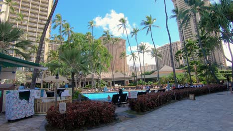 Luxury-hotel-with-pool-and-palm-trees-in-Hawaii